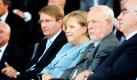 Bundeskanzleramtsminister Ronald Pofalla (von links nach rechts), Bundeskanzlerin Angela Merkel, der letzte DDR-Ministerpräsident Lothar de Maiziere und der ehemalige Finanzminister Theo Waigel kommen im Kanzleramt in Berlin zur Veranstaltung 20 Jahre Währungs-, Wirtschafts-und Sozialunion. Rund 250 Gäste besuchten die Veranstaltung. Foto: ap