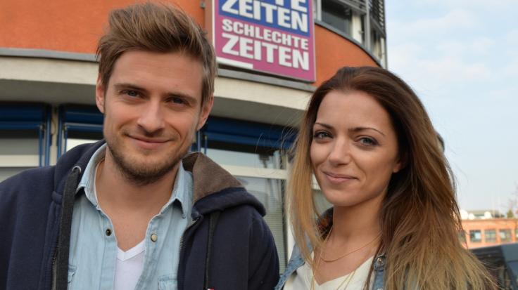 Die Schauspieler Anne Menden und Jörn Schlönvoigt posieren am Rande der GZSZ-Dreharbeiten vor den Studios der RTL-Serie