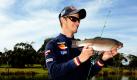 Der Motorradfahrer Casey Stoner bewies sein Angeltalent im Vorfeld des MotoGP von Australien. Er fischte ein Prachtexemplar an Land. Stoner will sich auch beim Rennen am Sonntag auf Phillip Island den Sieg angeln. Petri Heil! Foto: dapd