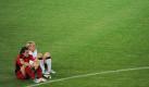 Nadine Angerer und Saskia Bartusiak sitzen nach Spielende auf dem Rasen. Die Niederlage der Deutschen im Viertelfinalspiel der Frauenfußball-WM sahen 17 Millionen im Fernsehen. Foto: dpa