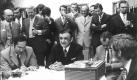 Es ist eben auch wirklich blöd, wenn man auf Anrufbeantworter spricht. Oder wenn das Gespräch aufgezeichnet wird. So wie 1971, als der Präsident von Kickers Offenbach, Horst-Gregorio Canellas, auf seiner Geburtstagsparty Aufnahmen abspielte, die eindeutig bewiesen, dass es in der 1. Bundesliga Schmiergeldzahlungen und Spielmanipulationen gegeben hatte. Anhand der Stimmen konnten unter anderem Bernd Patzke (damals Hertha BSC) und Manfred Manglitz (damals 1. FC Köln) entlarvt werden. Foto: dpa