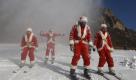 Weihnachtsmänner auf Skiern: Nahe der chinesischen Hauptstadt Peking fahren diese verkleideten Männer auf einer Skipiste. Foto: ap