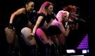 Mitglieder der Musikgruppe A.R.M.I.Y.A. aus der Ukraine performen im Quinta Vergara Amphitheater während des Vina del Mar International Song Festival in Chile. Das jährlich stattfindende fünf-tägige Festival ist eines der größten Musikfestivals Lateinamerikas. Foto: dapd
