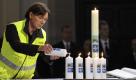 Eine Seelsorgerin entzündet in der Salvatorkirche in Duisburg
beim Trauergottesdienst 
eine Kerze für ein Todesopfer der Massenpanik bei der Loveparade. 20 weitere brannten für die anderen Toten.
 Foto: ddp