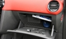 Das Handschuhfach ist erwartungsgem klein. Foto: news.de