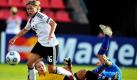 Mit 83 Länderspielen gehört auch Martina Müller (l.) zu den alten Hasen. Die 29-Jährige lief 2000 zum ersten Mal im DFB-Trikot auf und erzielte seitdem 28 Tore für Deutschland. Sie ist zweifache Weltmeister- und Europameisterin und war auch bei den Olympischen Spielen 2004 dabei, als Deutschland Bronze holte. Foto: dpa