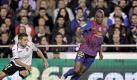 Barca-Star Eric Abidal (r) bekommt einen neue Leber. Foto: Manuel Bruque Foto: dpa