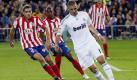 Real Madrid?s French forward Karim Benzema (R) vies for the ball with Spanish Antonio Lopez of Atletico Madrid during their Spanish Primera Division soccer match at Vicente Calderon stadium in downtown Madrid, central Spain, 07 November 2009. Foto: dpa