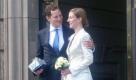 Es gilt als das gesellschaftliche Ereignis des Jahres in Deutschland: Die Hochzeit des Ururenkels von Kaiser Wilhelm II., Georg Friedrich Prinz von Preußen (35), und seiner Verlobten Sophie Prinzessin von Isenburg (33). 

Nach der standesamtlichen Trauung am Donnerstag wird das Paar am Samstag in Potsdam kirchlich heiraten. Rund 700 geladene Gäste aus dem deutschen und internationalen Hochadel werden dazu in der Friedenskirche im Park von Schloss Sanssouci erwartet. Etwa 100 Journalisten aus dem In- und Ausland haben sich angekündigt. Der Rundfunk Berlin-Brandenburg (rbb) wird drei Stunden live im Fernsehen berichten.

Die «erste Riege» der europäischen Königshäuser und des Hochadels wird vermutlich nicht an den Feierlichkeiten in Potsdam teilnehmen. «Es kommt keine Königin, auch keine Prinzessin Kate oder Letizia», sagt Michaela Blankart, Leiterin der Generalvertretung des vormals regierenden Preußischen Königshauses. «Die anderen großen Familien werden aber Vertreter schicken. Das gehört sich einfach so», sagt ARD-Adelsexperte Rolf Seelmann-Eggebert. Foto: dpa