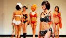 Japanische Models präsentieren Kreationen beim Triumph Inspiration Award 2010 in einer Modeschule in Tokio. Der oder die GewinnerIn mit der originellsten Kreation wird an der internationalen Show im September in London teilnehmen. Foto: dpa