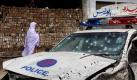 Charsadda, Pakistan. Nach einem Bobenanschlag läuft eine Pakistanerin an einem zerstörten Polizeiauto vorbei. Am gestrigen Mittwoch sprengte sich ein Selbstmordattentäter inmitten einer Kundgebung der islamisch-religiösen Partei Jamiat Ulama-e-Islam in die Luft und riss zwölf weitere Menschen mit in den Tod. Ziel des Anschlags war Parteichef Maulana Fazlur Rehman, der allerdings unverletzt blieb. Foto: dapd