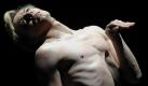 Ballettstar Vladimir Malakhov denkt über ein Ende seiner Karriere als Tänzer nach. «Der Übergang vom Tänzer zum Intendanten ist nicht mehr weit», sagte der Intendant und erste Tänzer des Staatsballetts Berlin in einem Interview der Berliner Morgenpost. Er wisse, er könne nicht ewig tanzen. In der Deutschen Oper wird der 44-Jährige vom 18. November an noch einmal die große Titelrolle in Heinz Spoerlis Choreographie zu Peer Gynt übernehmen. Noch sei er in einer Kondition, die es ihm erlaube zu tanzen. «Ich tanze sowieso von Jahr zu Jahr weniger», betonte er. Ein Datum für eine Abschiedsvorstellung konnte Malakhov aber noch nicht nennen. Foto: dpa
