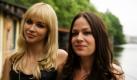 Die Schwestern Allison (rechts) und Catherine Pierce von der US-amerikanischen Band The Pierces spielten heute  in Berlin im Freischwimmer einige ihrer Lieder. Die Band um die beiden Schönheiten stellte ihr neues Album You and I vor. Die talentierten Schwestern sind nicht nur optisch ein echter Hingucker. Foto: dapd