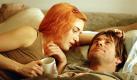 Joel (Jim Carrey) und Clementine (Kate Winslet) kuscheln in einer Szene des neuen Kinofilms 'Vergiss mein nicht!' (undatiertes Foto). Joel will mit Hilfe eines 'genialen' Wissenschaftlers endlich Ordnung in sein Leben bringen und seine verflossene Liebe Clementine vergessen, die ihm immer noch so viel Kopfzerbrechen bereitet. Die Lösung: Er lässt sich mit einer neuen Behandlungsmethode einen Teil seines Gedächtnisses löschen. Doch schon bald wird klar, dass sich seine Erinnerungen nicht so einfach löschen lassen. Erstmals sind Carrey und Winslet als Liebespaar zu sehen. Der Film kommt am 20.05.2004 in die Kinos. Foto: Focus Features/Constantin Film dpa (zu dpa Kinostarts vom 16.05.2004 - Verwendung nur im Zusammenhang mit der Berichterstattung über den Film- und DVD/VHS-Start)  Foto: dpa