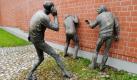 Drei Figuren der Skulpturengruppe Die Lauschenden des Bildhauers Karl-Henning Seemann, aufgenommen vor der Musikhochschule in Freiburg. Bundesjustizministerin Sabine Leutheusser-Schnarrenberger (FDP) hat angesichts der Vorwürfe des angeblichen Bundestrojaners «totale Transparenz und Aufklärung» versprochen. Sie werde auf Bundes- und Länderebene prüfen, ob solch eine Überwachung in Deutschland zum Einsatz komme. Foto: dapd