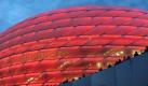 Fans strömen vor der Partie FC Bayern München gegen Manchester United in die Allianz-Arena. Der FC Bayern siegte durch ein spätes Tor mit 2:1. Foto: dpa