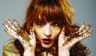Auch Florence The Mashine können schon ein Nummer-1-Album vorweisen. Das Debüt Lungs stürmte in England die Spitze der Charts und erhielt zudem einen Brit-Award als bestes Album des Jahres. Florence besuchte eine Kunsthochschule, gab das Studium dann aber zugunsten ihrer Musikkarriere auf. Zu ihren bisher größten Hits zählen Kiss With AFist, das in einem Werbespot von Vodafone zu hören war, und You Got The Dirtee Love, eine Zusammenarbeit mit dem britischen Rap-Star Dizzee Rascal.  Foto: Universal Music