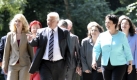 Im Juli 2009 stellt SPD-Kanzlerkandidat Frank-Walter Steinmeier sein Schattenkabinett vor. Tiefensee gehört wieder dazu - wie alle anderen SPD-Minister der Großen Koalition auch. Doch bei der Bundestagswahl stürzt der Verkehrsminister ab:Er verliert das Direktmandat in seiner Heimatstadt Leipzig, zieht über die sächsische Landesliste in denBundestag ein und ist jetzt einfacher Abgeordneter Foto: ddp