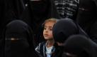 Ein kleines Mädchen zeigt sein Gesicht zwischen tief verschleierten  Frauen bei einer Demonstration im Jemen. Foto: Yahya Arhab Foto: dpa