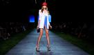 Hat sich da etwa jemand verlaufen? Dieses Model schaut bei der Tommy Hilfiger Frühjahrsmodenschau in New York etwas irritiert drein  das könnte allerdings auch an der fehlenden Hose liegen. Foto: ap