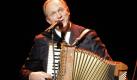 Schauspieler und Musiker Ulrich Tukur ist wieder mit seiner Band, den Rhythmus Boys, unterwegs. Heute Abend beginnt die Tour mit einem Heimspiel: Im St. Pauli Theater in Hamburg stellt das Quartett um den Tatort-Kommissar und Sänger sein neues Live-Programm vor. Foto: dpa