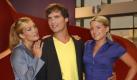 Die Schauspieler Tanja Wenzel (l), Paul T. Grasshoff und Jeanette Biedermann stehen am Montag (24.08.2009) in Potsdam im Set der Sat.1-Telenovela 'Anna und die Liebe'. Ab dem 3. September kehrt Tanja Wenzel als die eiskalte Geschäftsfrau Annett Darcy wieder in die Serie zurück. Foto: Bernd Settnik dpa/lbn +++(c) dpa - Bildfunk+++ Foto: dpa