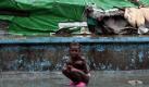 Ein haitianisches Mädchen hockt in einem Flüchtlingslager im strömenden Regen. Foto: Orlando Barria Foto: dpa