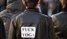 Fuck Yoga: Ein Demonstrant tut bei einer Kundgebung in Berlin-Prenzlauer Berg am Samstag seine Meinung zur Gentrifizierung kund. Die Umwandlung innerstädtischer Bezirke bringt vielerorts Mietsteigerungen und soziale Verdrängung mit sich - Stoff für künftige Konflikte. Foto: dapd