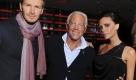 In this photo released by Giorgio Armani press office. Italian fashion designer Giorgio Armani poses with English soccer star David Beckham and his wife Victoria Adams at the end of the Emporio Armani men's fashion collection, Sunday, Jan.18, 2009. (AP Photo/Giorgio Armani Press Office) **EDITORIAL USE ONLY** Foto: ap