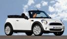 Die stramm sitzende Stoffmütze des Mini One Cabrio kostet einiges an Kofferraum, lässt sich aber bis 30 km/h in 15 Sekunden öffnen und schließen.
 Foto: press-inform