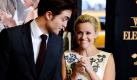 US-Schauspieler Robert Pattinson und Reese Witherspoon besuchen die Premiere von Water for Elephants am Ziegfeld Theater in New York. Ohne Autogramm geht gar nichts: Viel zu tun hat vor allem Pattinson, denn viele Mädchen sind heiß auf seine Unterschrift. Tausende Fans haben am Sonntagabend das Theater in einen Kreischtempel verwandelt. Foto: dapd