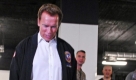Der kalifornische Gouverneur Arnold Schwarzenegger spornt einen Soldaten beim Krafttraining in Bagdad an.  Foto: dpa