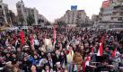 Während die Beobachter der Arabischen Liga die Lage in den Oppositionshochburgen prüfen, schickt das Assad-Regime seine Anhänger auf die Straßen von Damaskus. Foto: Syrian Arab News Agency (SANA) Foto: dpa