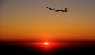 Der Pilot der Solar Impulse Andre Borschberg fliegt die letzten Minuten nach seinem ersten Nachtausflug im solar-betriebenen Flugzeug-Prototyp in der Nähe des schweizer Payerne-Flughafens. Das Flugzeug landete sicher nach seinem ersten 24-stündigen Testflug. Ziel des Entwicklers ist es, mit dem Fluggefährt die Erde ausschließlich mit Sonnenenergie zu umrunden. Foto: ap