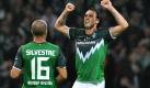 Hugo Almeida (r) von Werder Bremen feiert mit Mikael Silvestre sein Tor. Foto: dpa