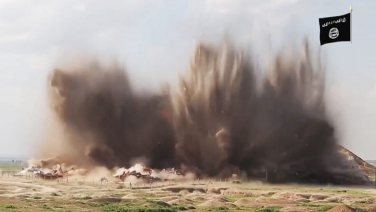 Ein Screenshot aus einem Video des Islamischen Staats, das vermutlich die Zerstörung der Ruinen der altorientalischen Stadt Nimrud aus dem 13. Jahrhundert im Irak zeigt.