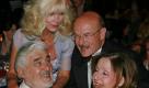 Vicky Leandros als Society-Lady: Gemeinsam mit Schauspieler Mario Adorf (l-r), Gunilla Gräfin von Bismarck und dem Regisseur Volker Schlöndorff zeigt sie sich gut gelaunt bei einer Party nach der Gala Innocence in Danger in Berlin. Der Erlös der Veranstaltung kam einem Projekt gegen Kindesmissbrauch zu Gute. Foto: dpa