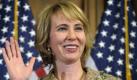 In this photo taken Wednesday, Jan. 5, 2011, Rep. Gabrielle Giffords, D-Ariz., takes part in a reenactment of her swearing-in, on Capitol Hill in Washington. Rep. Gabrielle Giffords of Arizona was shot in the head Saturday, Jan. 8, 2011 when an assailant opened fire outside a grocery store during a meeting with constituents, killing at least five people and wounding several others in a rampage that rattled the nation.
 Foto: ap