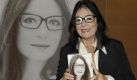 Die griechische Sängerin Nana Mouskouri posiert am Mittwoch (12.11.2008) vor Beginn einer Pressekonferenz in Berlin mit ihrem Buch 'Stimme der Sehnsucht'. Die Autobiografie ist im Verlag Schwarzkopf und Schwarzkopf erschienen. Foto: Soeren Stache dpa/lbn +++(c) dpa - Bildfunk+++ Foto: dpa