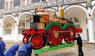 Am Kranhaken kommt in Dresden der Saxonia ins Verkehrsmuseum. Der Nachbau der ersten deutschen Dampflokomotive entstand 1989 zum Jubiläum 150 Jahre erste deutsche Ferneisenbahn Leipzig-Dresden. Jetzt überwintert sie im Dresdner Verkehrsmuseum und ist der Star der diesjährigen Adventsveranstaltungen. Die Originallok entstand 1839 in Dresden-Übigau, Eigentümer ist das DB Museum Nürnberg. Foto: dpa