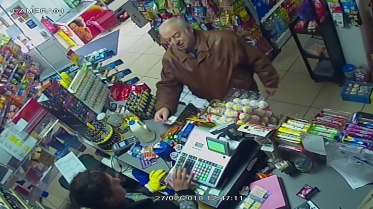 Dieses am 07.02.2018 von ITN bereitgestellte Videostandbild einer Überwachungskamera zeigt den früheren russischen Doppelagenten Sergej Skripal, der am Wochenende in der südenglischen Stadt Salisbury mit Vergiftungserscheinungen aufgefunden wurde.