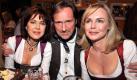 Ein Mann und zwei fesche Mädels: Schauspieler Helmut Zierl feierte mit seiner Freundin Saska Valencia (r) und Kollegin Anja Kruse auf dem traditionellen Promi-Wiesnstammtisch im Hippodrom. Foto: dpa