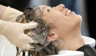 Wer nicht sicher ist, ob er Kopfläuse hat, wäscht seine Haare wie üblich mit Shampoo. Danach werden die Haare mit Pflegespülung eingeschäumt. In dem Matsch der Pflegespülung können sich die Läuse nicht mehr bewegen und die Pflegespülung erleichtert das Durchkommen mit dem feinen Kamm... Foto: ddp