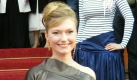 Schauspielerin Johanna Christine Gehlen kombinierte ein graues Seidenkleid mit Korallenohrringen.  Foto: news.de