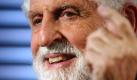 60 bis 80 Millionen Frauen auf der Welt schlucken sie täglich: die Antibabypille, die viele Väter hat, darunter der nach Amerika emigrierte Wiener Chemiker Carl Djerassi (*1923). Er meldete 1951 das Hormon Progesteron als Verhütungsmittel zum Patent an. Auf einer Dinnerparty entstand schließlich die Idee, dieses Hormon in einer Pille zu verarbeiten, die wie Aspirin geschluckt werden konnte. Foto: dpa