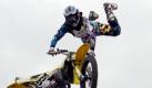 Die Gesetze der Schwerkraft gelten scheinbar nicht für Freestyle Motocrosser. Foto: känguruh production konzertagentur gmbh