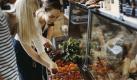 Stockholm bietet reichlich kulinarischen Genuss. Ob auf dem Markt, im Supermarkt oder im Lebensmittellädchen: die Auswahl an Obst, Gemüse, Pilzen sowie Gewürzen, Kräutern und süßen Leckereien ist enorm.  Foto: Nicho Sodling/ Stockholm Visitors Board 