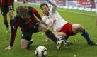 Berlin's Fabian Lustenberger, left, and Hamburg's Marcell Jansen challenge for the ball during the German first division Bundesliga soccer match between Hamburger SV and Hertha BSC Berlin in the stadium in Hamburg, northern Germany, on Saturday, March 6, 2010.  (apn Photo/Axel Heimken) ** NO MOBILE USE UNTIL 2 HOURS AFTER THE MATCH, WEBSITE USERS ARE OBLIGED TO COMPLY WITH DFL-RESTRICTIONS, SEE INSTRUCTIONS FOR DETAILS *** Foto: ap