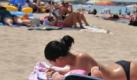 Immer erreichbar: Mancher Urlauber nimmt das Smartphone sogar mit an den Strand. Außerhalb der EU können Gespräche allerdings teuer werden. Foto: Patrick Seeger Foto: dpa