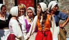 Die Schauspielerin Nicole Behnke (Zweite von rechts) spielt im Schlossgarten in Cuxhaven bei einer Probe zum Musical Der Traum von Freiheit - Thede, Heldin des Nordens die Rolle der Tjede Peckes. Die Premiere des Musicals findet am Donnerstag statt. Das Sommertheater handelt von dem heldenhaften Friesenmädchen Tjede, die als Jeanne d'Arc des Nordens im Kampf gegen Bremer Söldner zur Heldenfigur wurde. Foto: dpa
